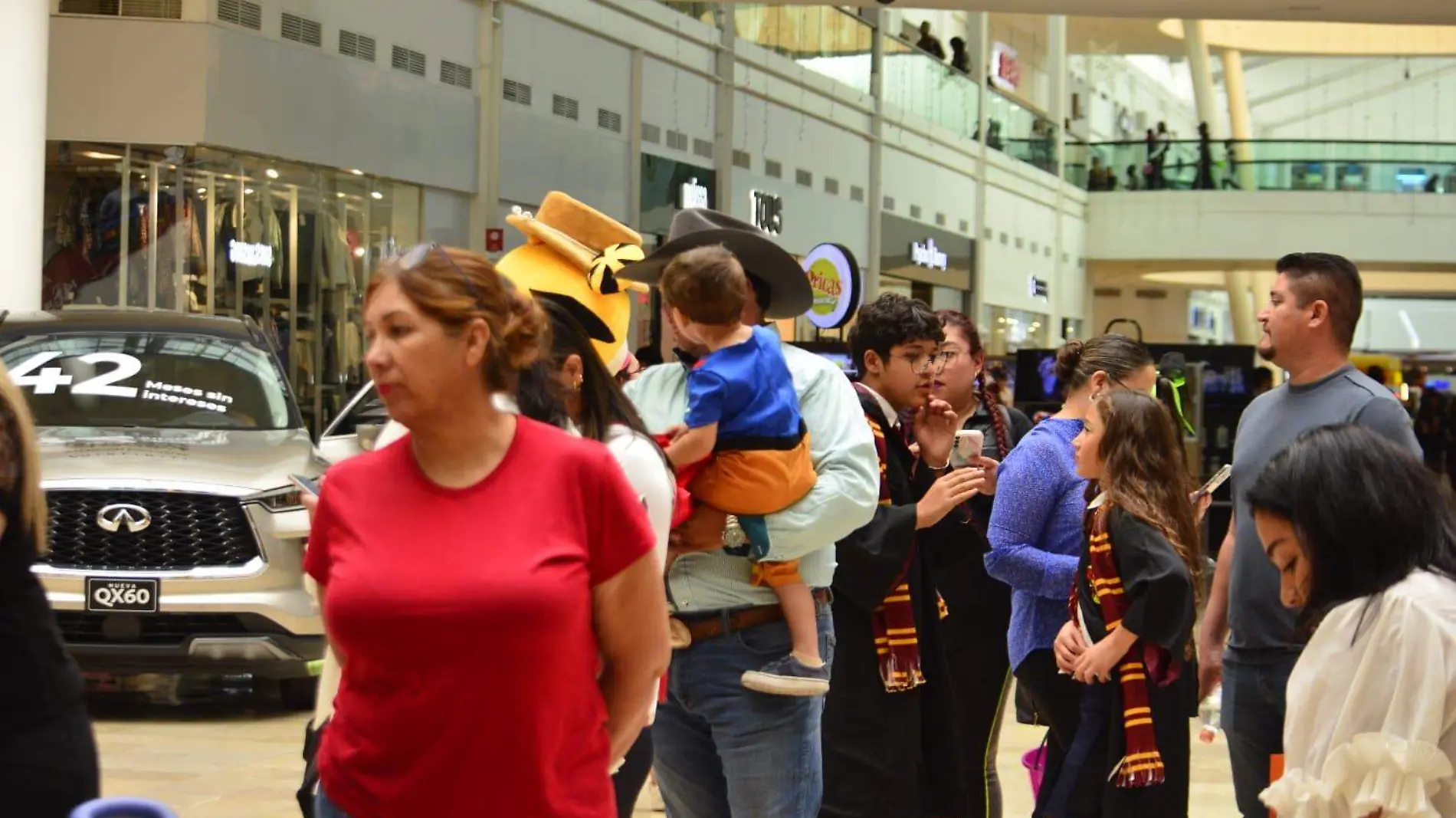 niños disfrazados en el fashion mall